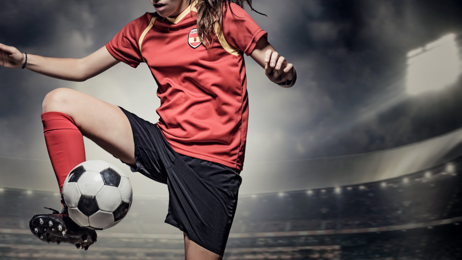 Futbolista golpeando el balón en un estadio, imagen de previa del Clásico de Liga F