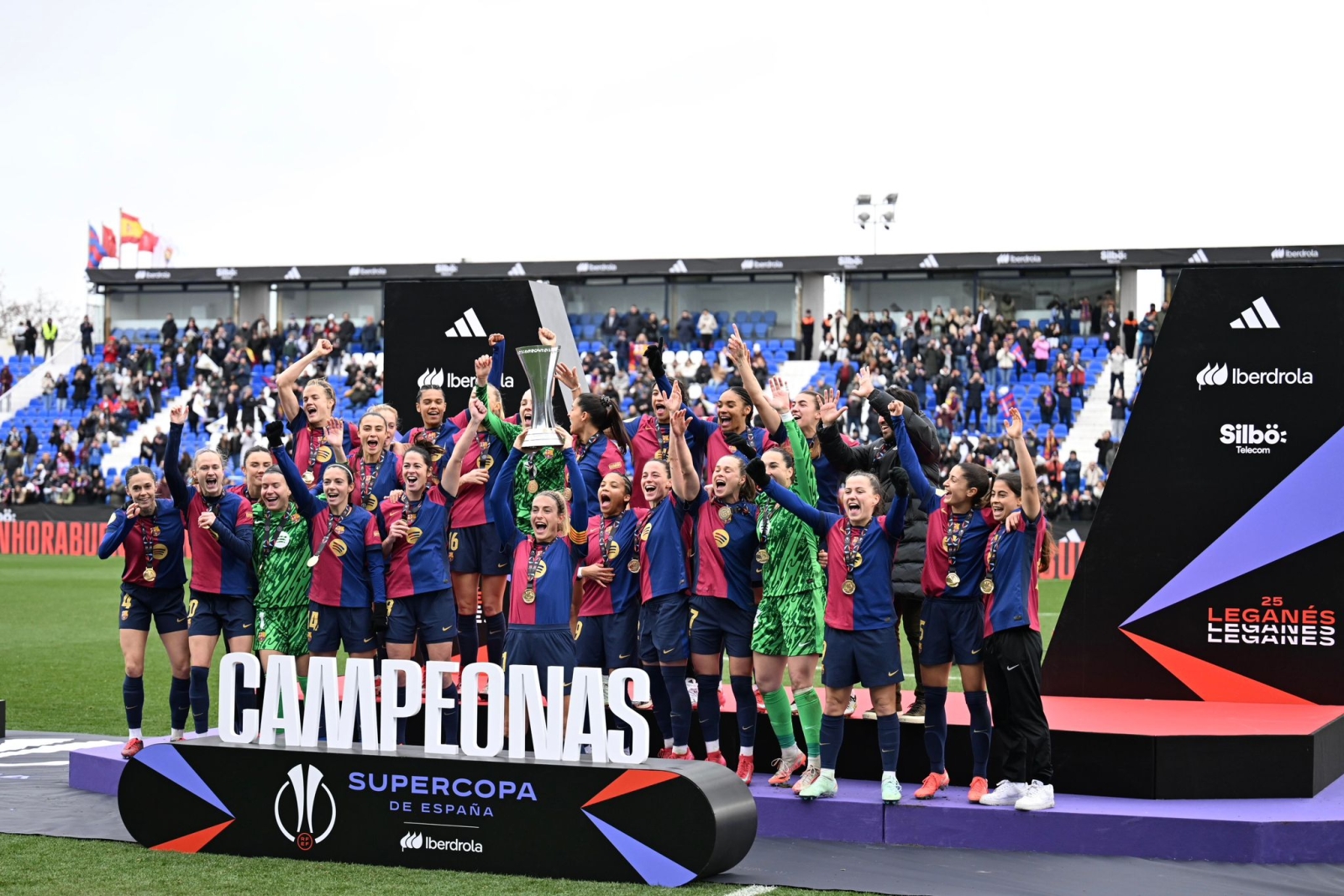 El Barcelona femenino levanta su quinta supercopa de España